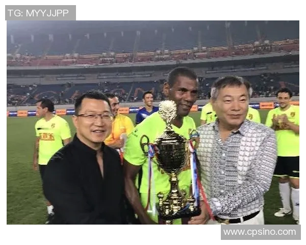 足球明星经典合照高清图集展现绿茵场上的传奇瞬间与友谊之美 足球明星经典合照高清图集展现绿茵场上的传奇瞬间与友谊之美